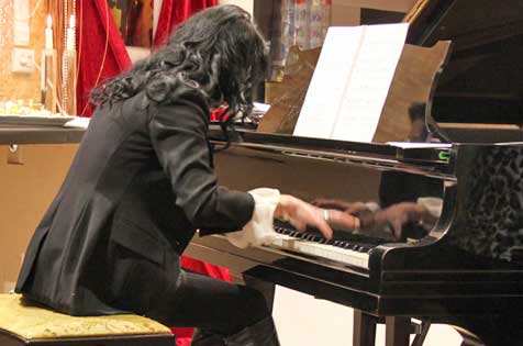 Im Pianosalon „Die Stimmgabel“ in Mannheim, Schwetzinger Straße 42, kann unterrichtet, geprobt und konzertiert werden.